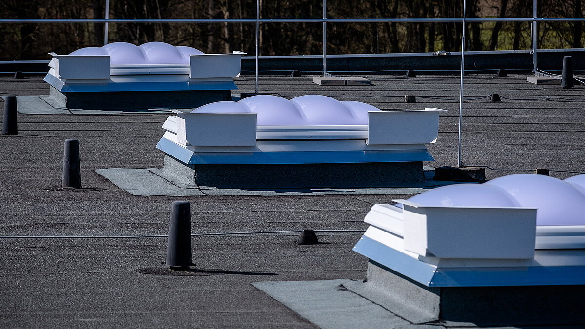 Three F100 W skylight domes on the flat roof of the R-Pharm building in Illertissen.