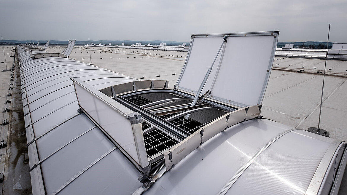 Open SHEV in a continuous rooflight