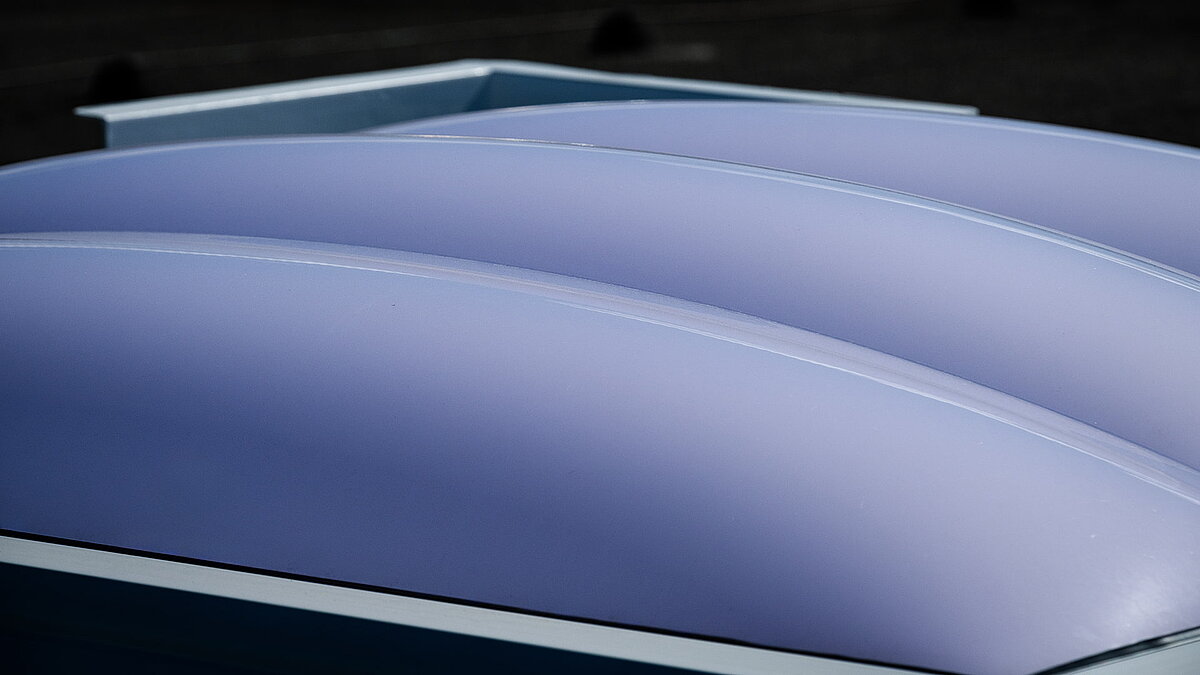 Close-up of the F100 W dome rooflight on the roof of the R-Pharm building in Illertissen.