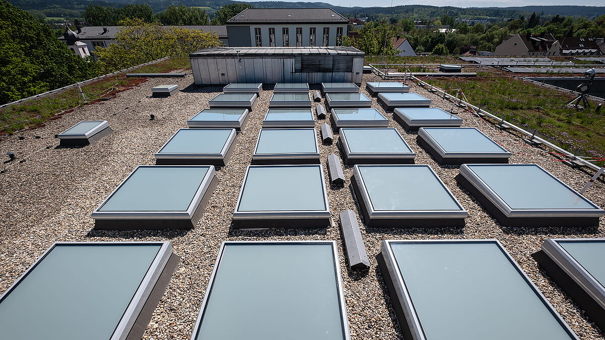 Roof view of the Weiden district court with multiple rectangular skylights allowing natural light into the building.