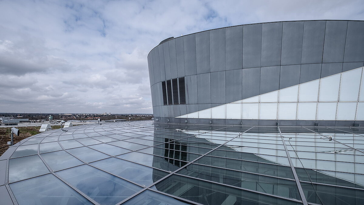 Roof view of the BMW Group Research and Innovation Centre (FIZ) featuring modern glass façade and innovative architecture.