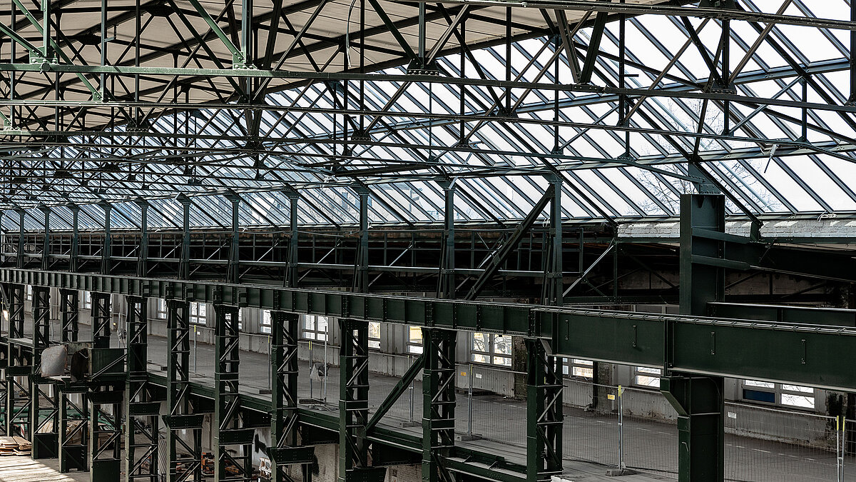 Glass roof and steel structure of the Factory Campus in Düsseldorf, industrial architecture in a modern style.