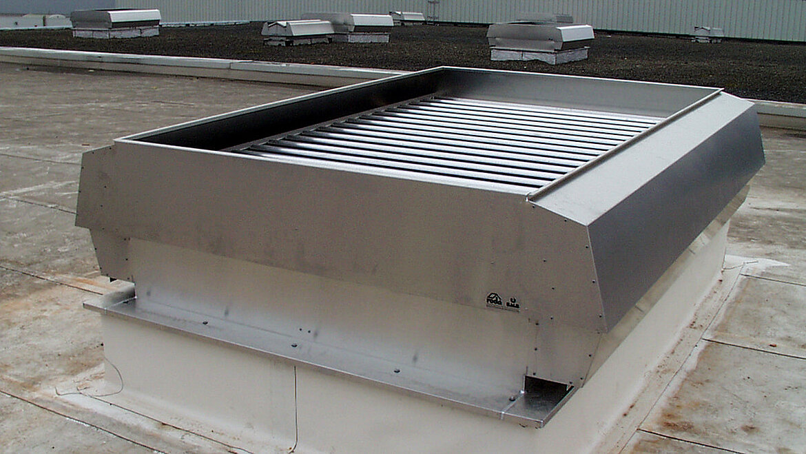 Roof installation with adverse weather ventilation function