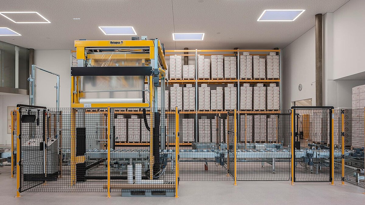 Production and storage hall of Zaltech in Moosdorf, Austria, featuring LAMILUX flat roof window F100 for optimal daylight usage.