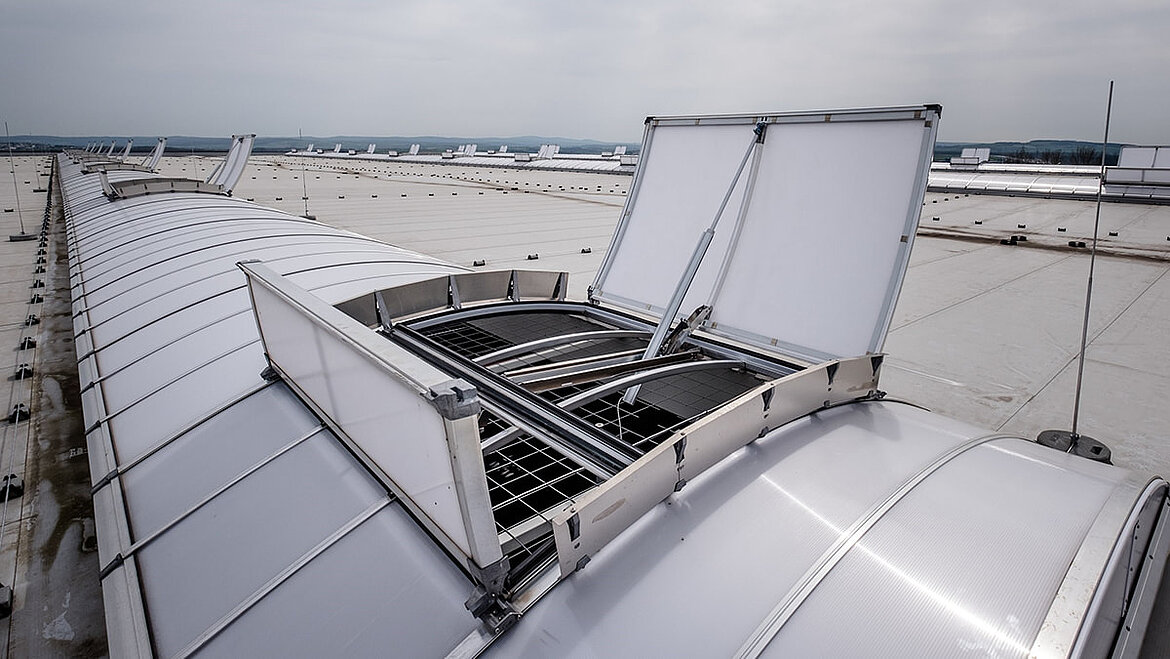 Open SHEVS enable buildings to be kept smoke-free. Open SHEV in a continuous rooflight | insights by LAMILUX