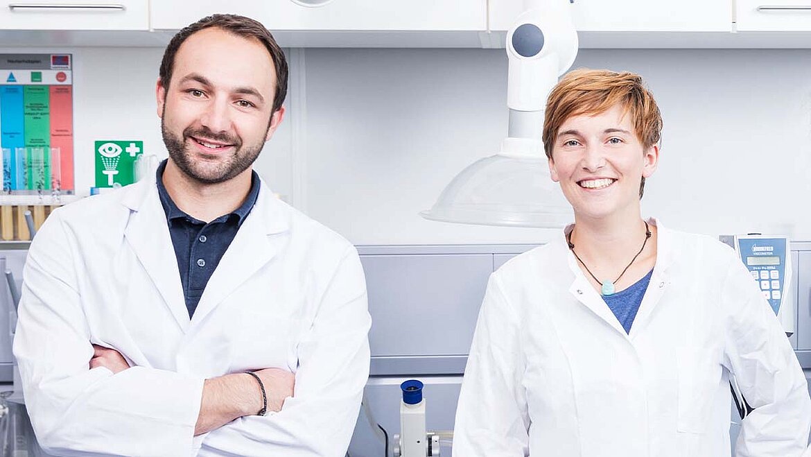 André Hollmann and Lisa Degenkolb are part of the LAMILUX team of experts on the subject of quality testing. Man and woman standing in the laboratory | insights by LAMILUX