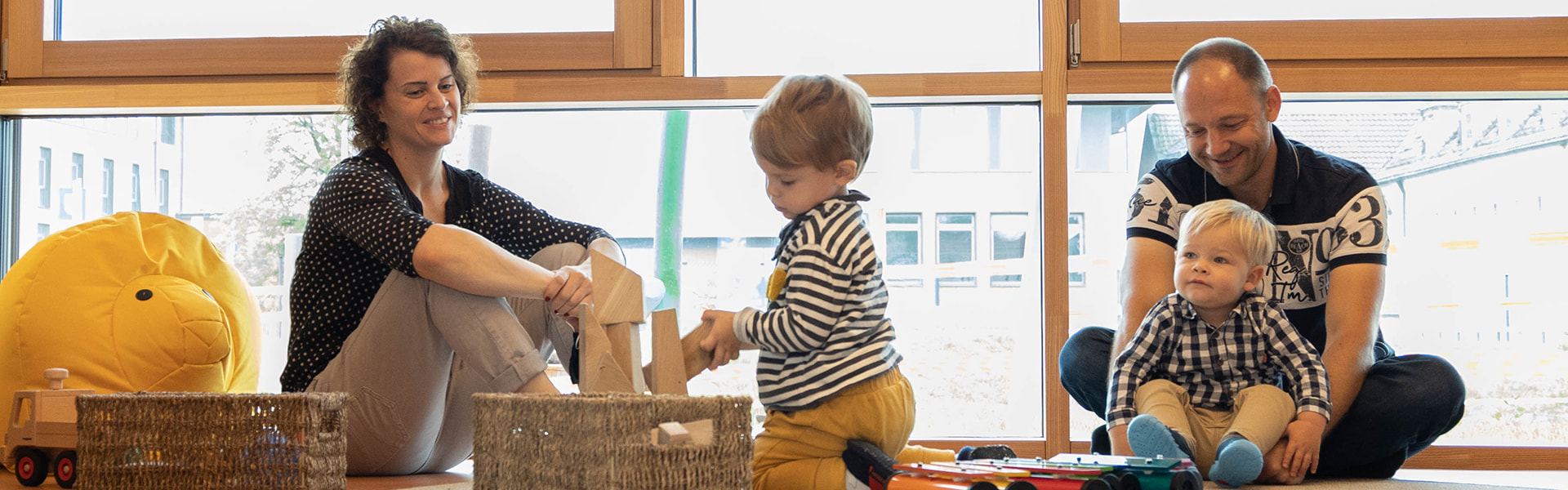 Kinder spielen in der Kita Eltern und Kinder in Kita-Raum mit viel Tageslicht | insights by LAMILUX