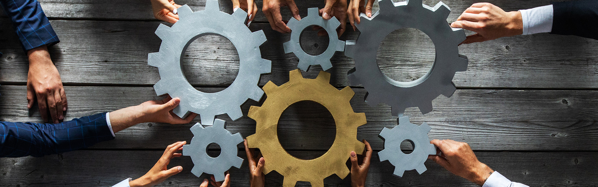 Wie Sie von Funktionsintegration profitieren Ineinandergreifende Zahnräder | insights by LAMILUX