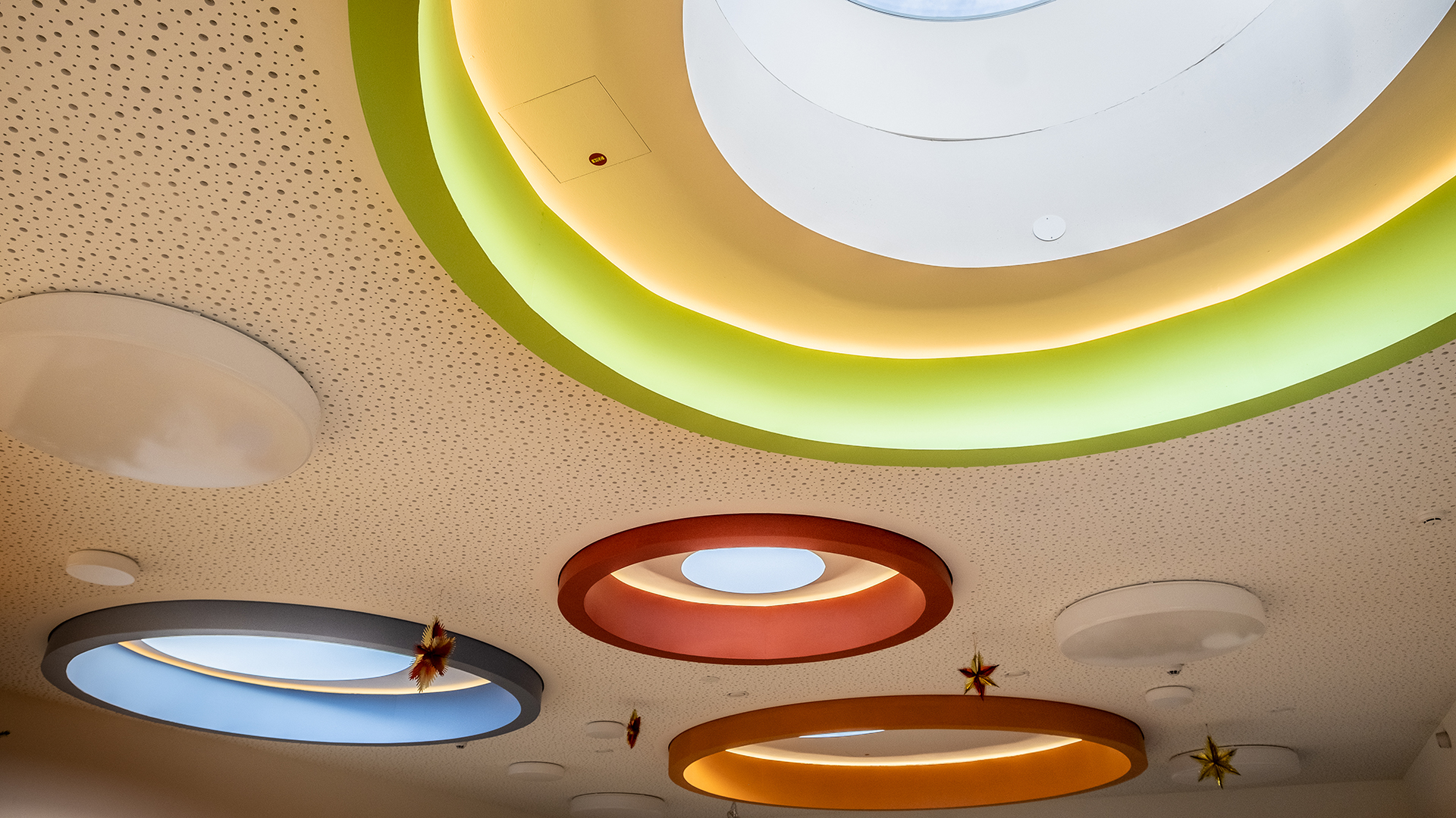 Colorful, illuminated skylights on the ceiling of the "Glückliche Zukunft" daycare center in Sömmerda.