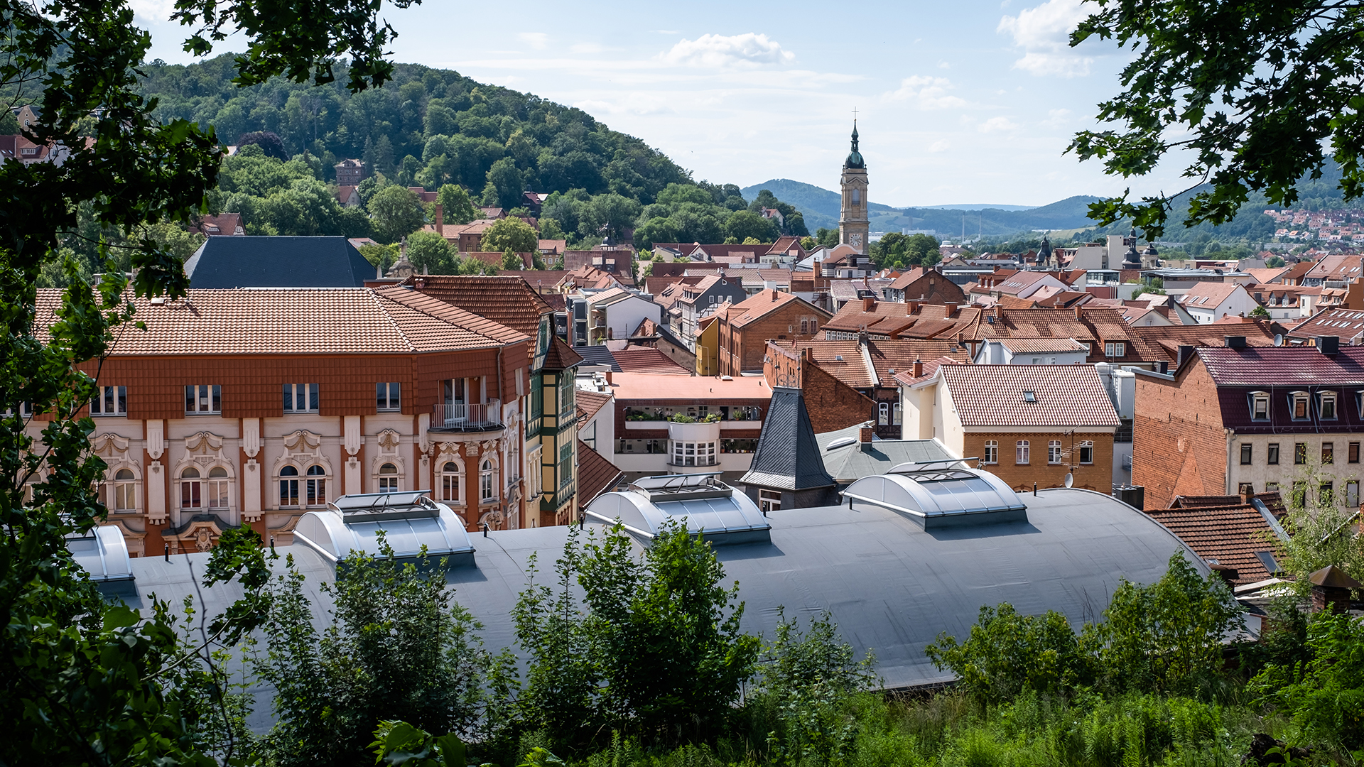 View of the "Alte Brauerei" climbing hall in Eisenach with LAMILUX skylight bands B and surrounding historic buildings in the cityscape.